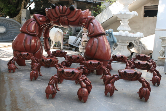 OEM Large Bread Crab Arch Sculpture Of Marine Animals Polishing Surface