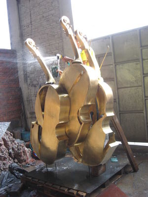 Rust Modern Abstract Sculpture Freehand Arman Violin Sculpture Outdoor Garden Decoration