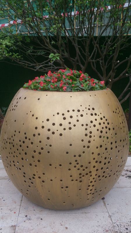 Modern Large Metal Flower Pot Garden Crafts Hollow Outdoor Metal Plant Pots